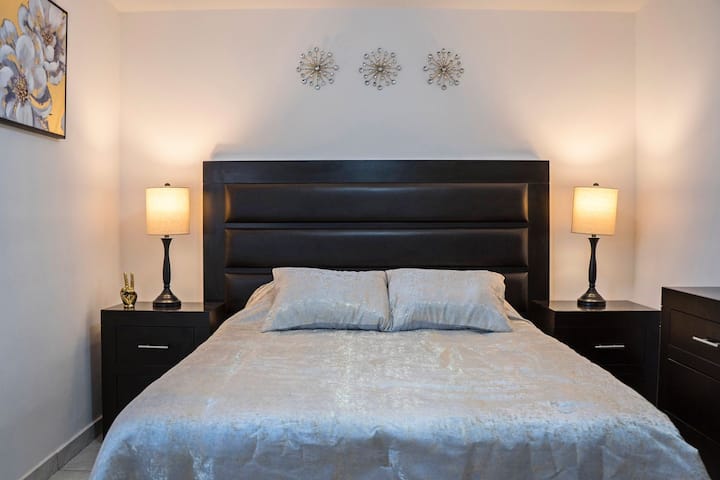 Съвременен отзив със страхотен стил и комфорт.
Тази спалня предлага съвременна атмосфера, в която настоящият дизайн отговаря на функционалността.