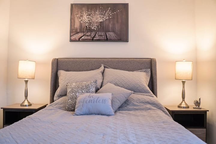 Модерен, светъл и проектиран за почивка.

Насладете се на тази спалня в модерен стил, където дизайнът се среща с комфорта.