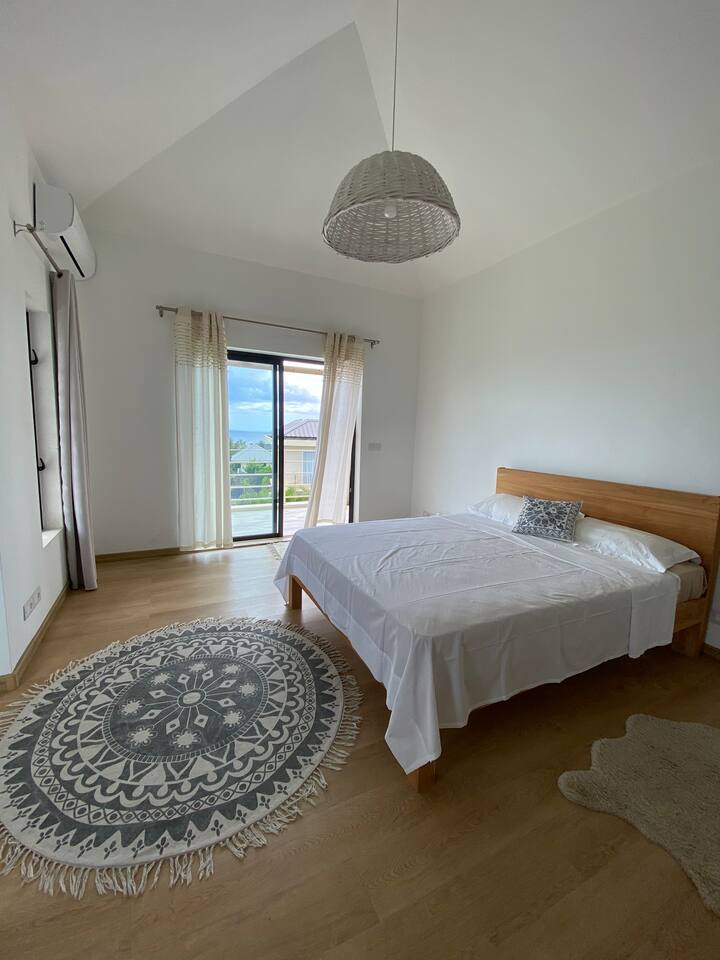 Dhoma e gjumit 2 më pas shumë e gjerë lart që të çon në një tarracë me pamje nga e gjithë nënndarja dhe deti. Krevat çadër i disponueshëm 