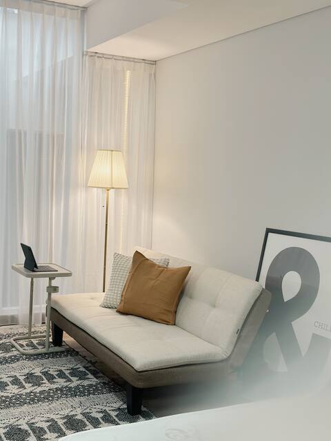 SPACIOUS and cozy,  SOHO The Smith silk nature
