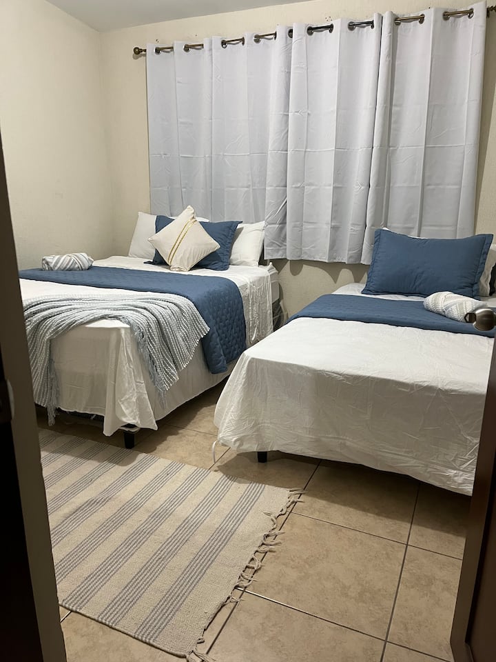 Esta es la habitación principal cuenta con dos camas y con baño privado y aire acondicionado y con su propio clóset 