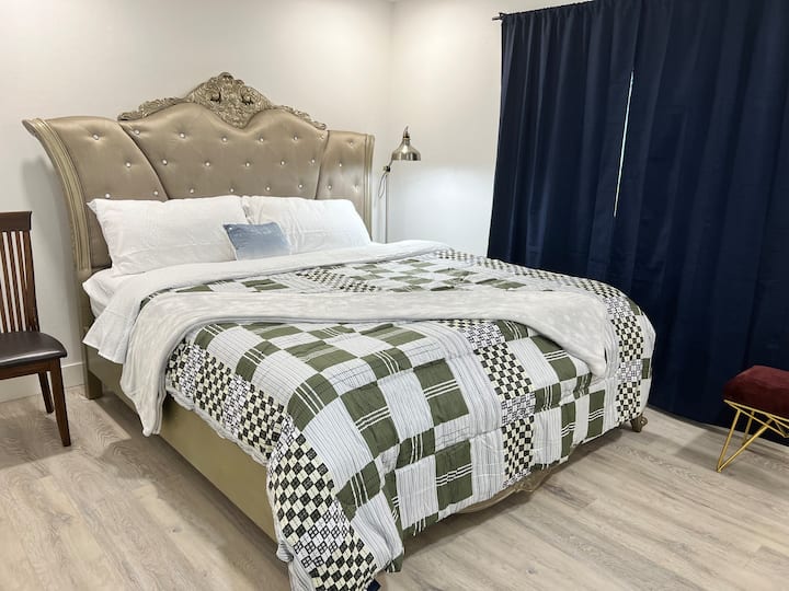 Dhoma e gjumit Ky është një krevat dopio "king" vetëm për t 'u shijuar nga një person