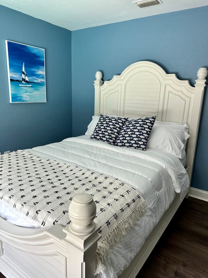 Tweede mastersuite met schuifregelaars naar het zwembad en een eigen badkamer. 