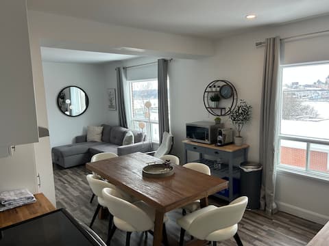 Top Airbnb: What a view, Château Balcon, 2 bedrooms, parking in Lévis