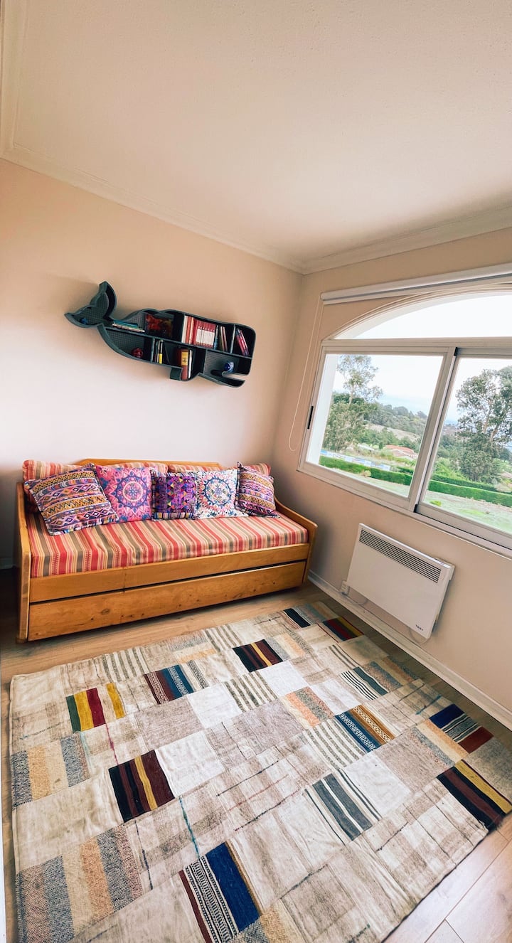 عائلة بسرير أريكة (سريران)، إطلالة على المحيط. 