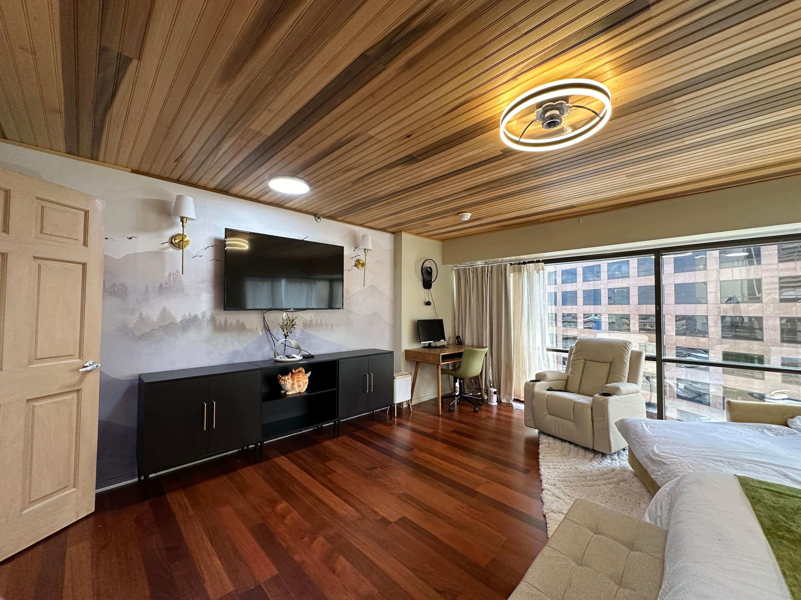 Condo in Honolulu · ★4.88 · 1 bedroom · 2 beds · 1 private bath - Image 2