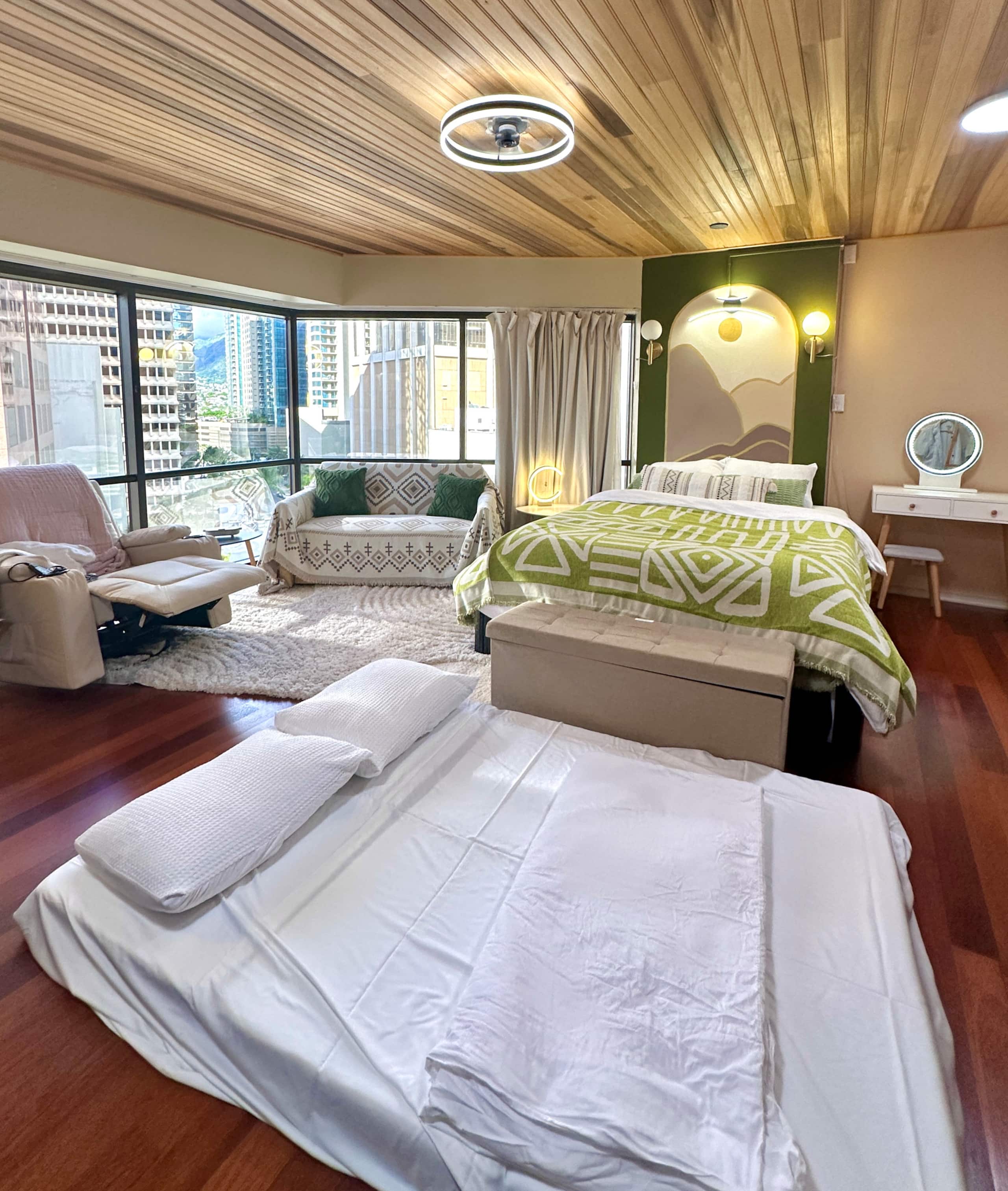 Condo in Honolulu · ★4.88 · 1 bedroom · 2 beds · 1 private bath - Image 32