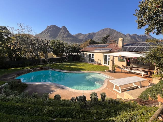 Sunny, Family-friendly house with sparkling pool