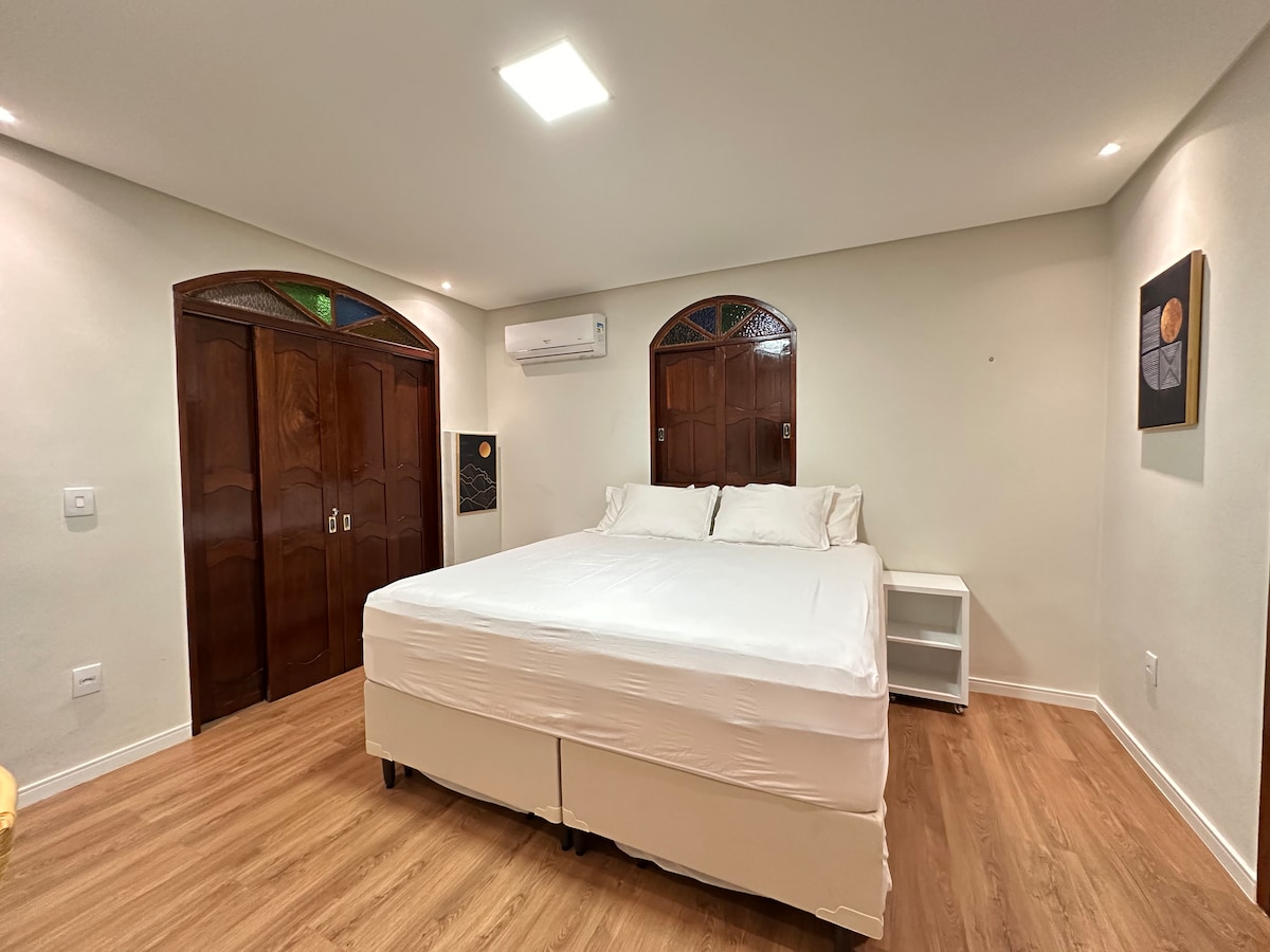 1 cama king (2,03 x 1,93)