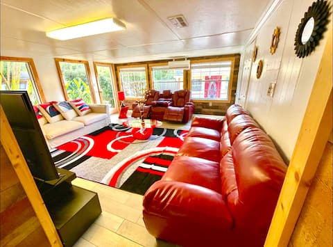 Popular Airbnb listing: Beautiful 4/3 in the Heart of Jax - 5 mins from DT in San Marco