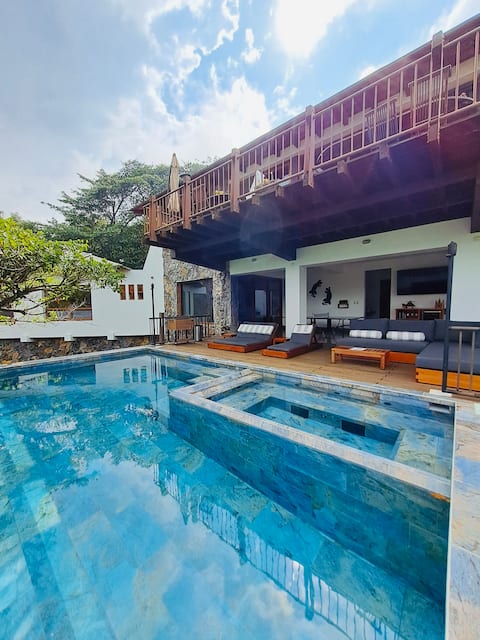 Beautiful 5BR Lakefront Vacation Paradise