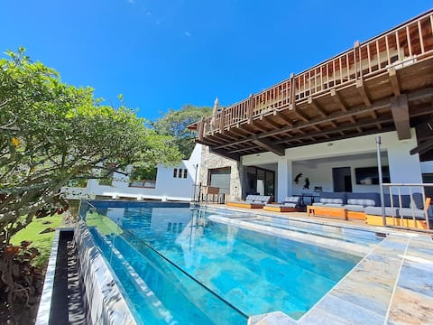 Beautiful 5BR Lakefront Vacation Paradise