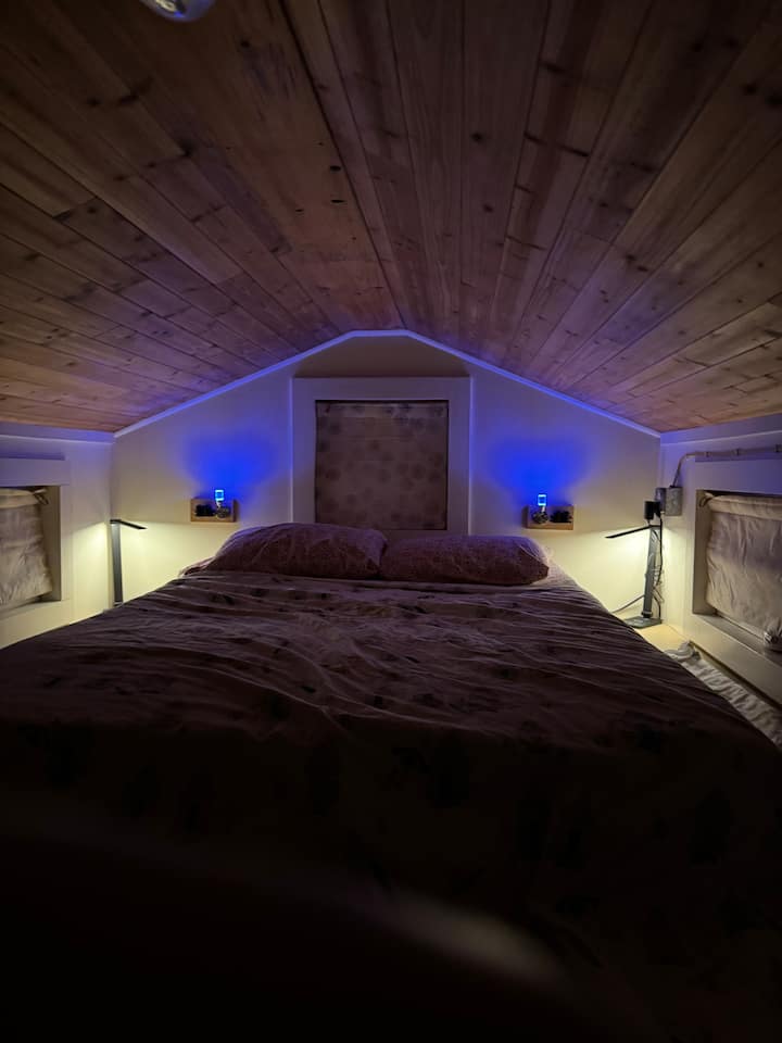 Las fundas de edredón envuelven completamente los edredones para una experiencia de sueño totalmente limpia, fresca, sin fragancias y súper cómoda en la cama doble en el loft y en el sofá cama individual de abajo. 