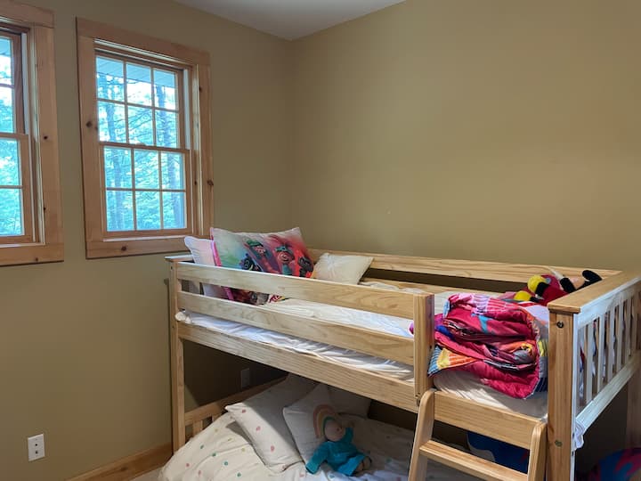 Kreveti na kat u blizini glavne spavaće sobe. 