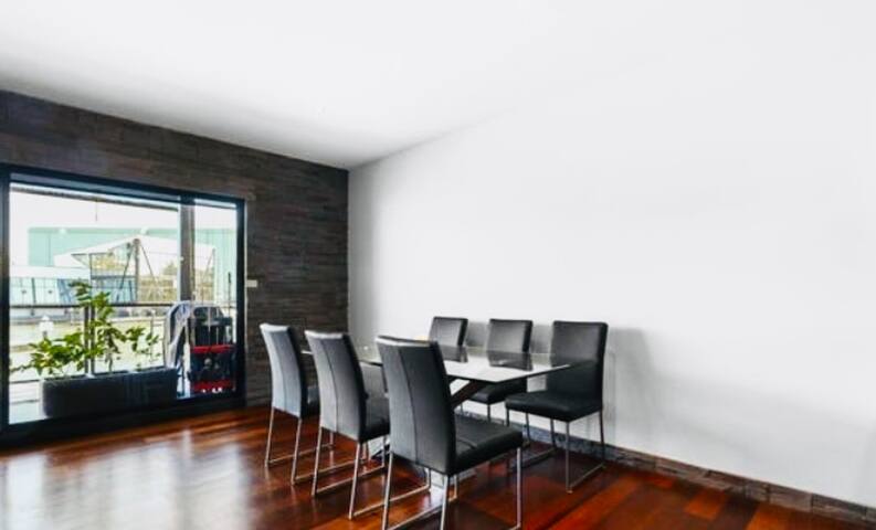 Waterfront Getaway gallery image 4