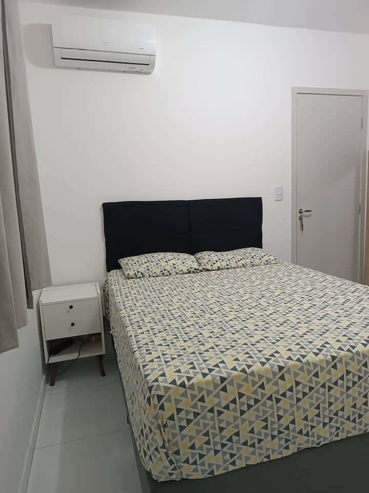 Bračni krevet, klima-uređaj, pomoćni stolić, ormarić.