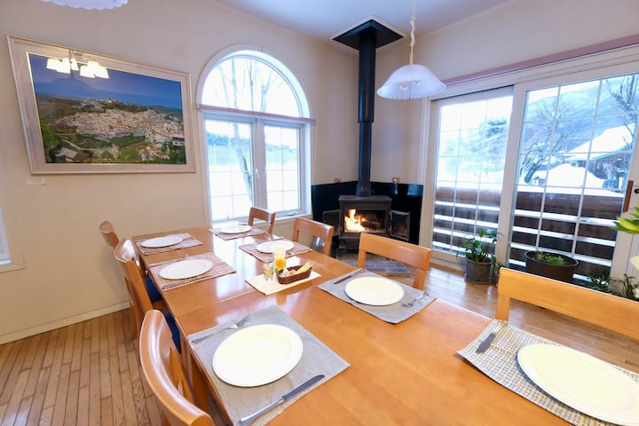 Unaweza kufurahia mlo wako sebuleni ukiwa na meko