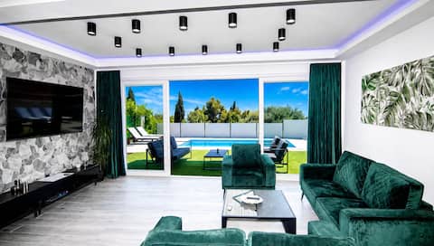 Popular Airbnb listing: Villa Mauro • Heated Pool • Near Dubrovnik in Općina Župa Dubrovačka