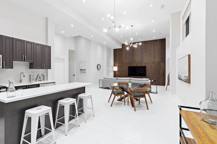Modern, Bright And Spacious At Bloor St. West - Toronto