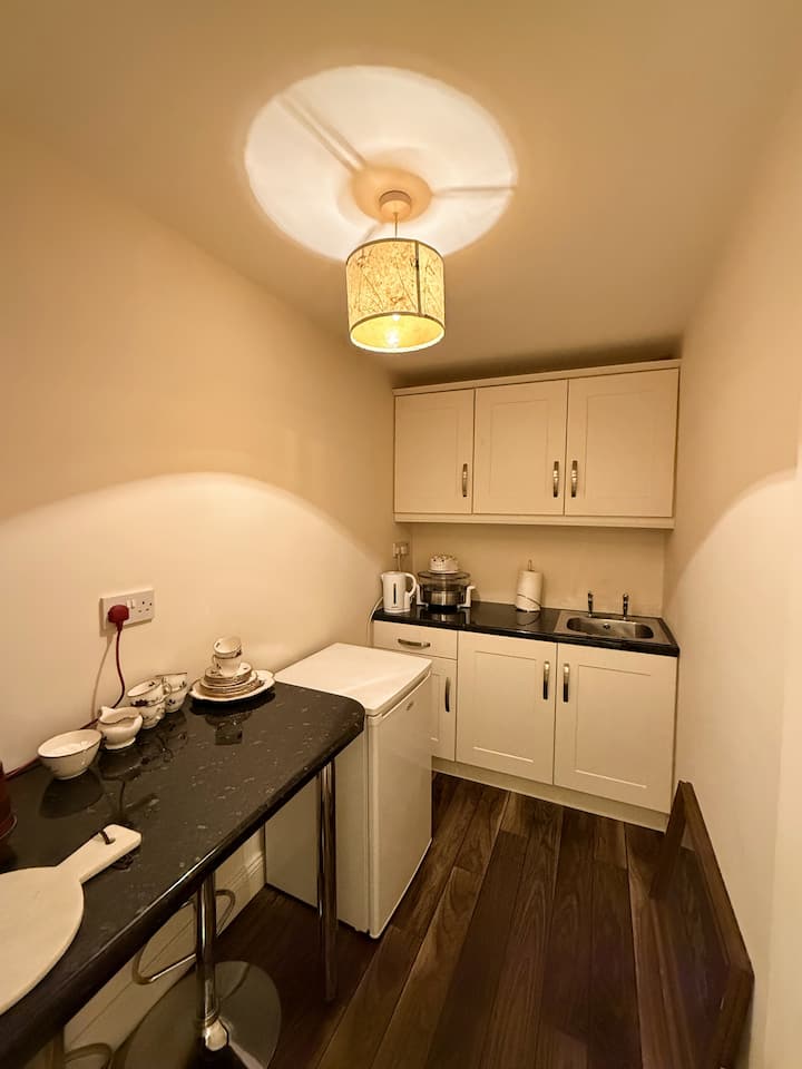 Deluxe Room, Kitchenette & Ensuite - Railway Hotel - Westport