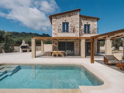 Bedrock Villa - Just 2 Minutes from the Sea