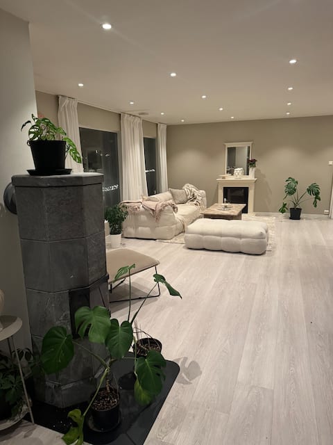 Large detached house centrally located in Ålgård