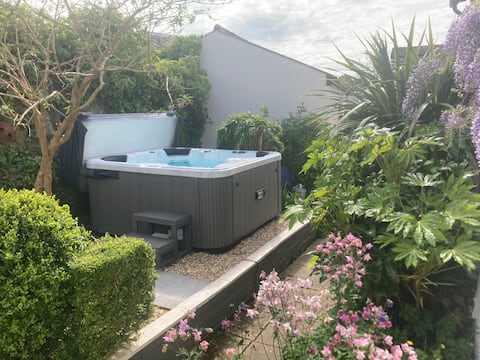 Bryntirion Farmhouse Apartment with Hot Tub