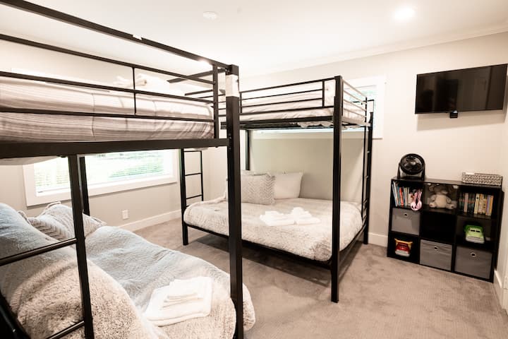 Amplia habitación con dos literas completas y una pantalla de 42" equipada con Apple-TV, perfecta para niños o grupos.