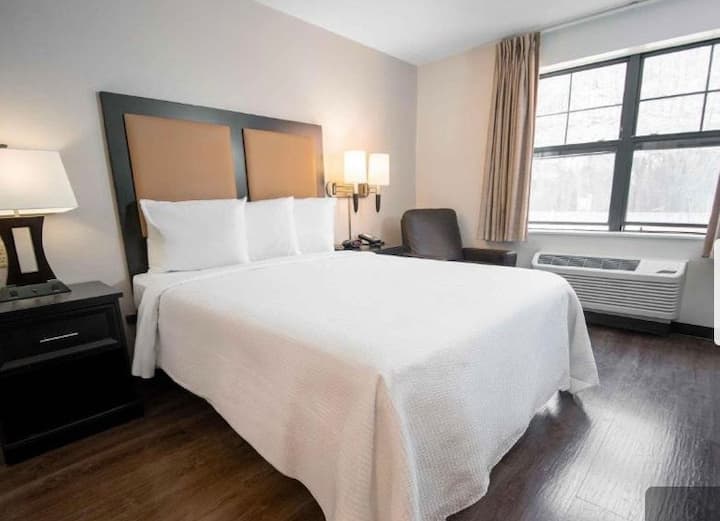 Tranquil 2 Bedrooms Near University & Tech Offices - Waltham, MA