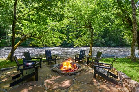 Luxury getaway in Bryson City on Nantahala River