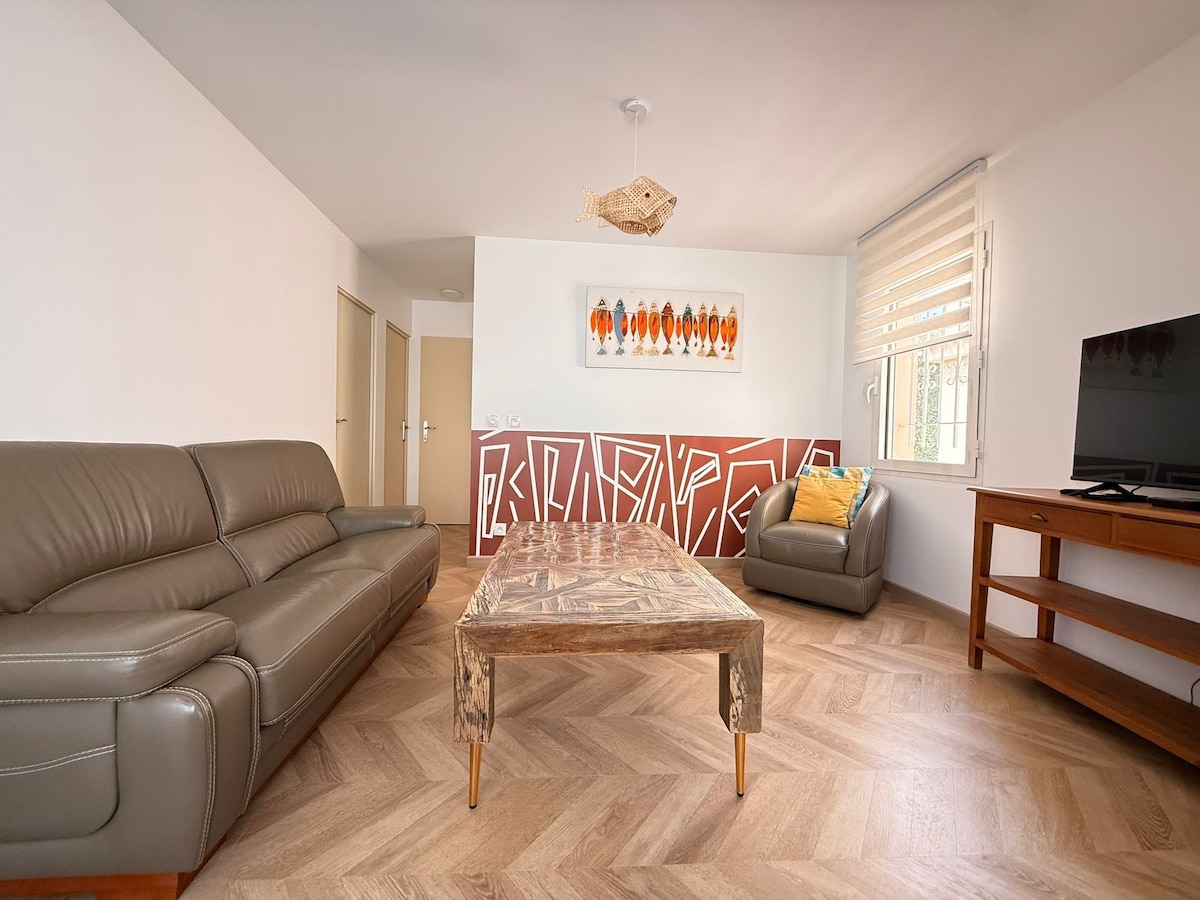 Top performing Airbnb: On the waterfront. 2-bedroom apartment with private garage. in Canet En Roussillon