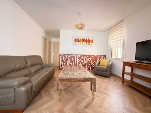 Top performing Airbnb: Feet in the water. 2-bedroom apartment with garage in Canet En Roussillon