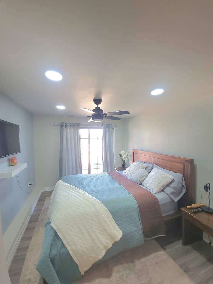 спалня със самостоятелна врата към банята, която се споделя с двуетажните легла 