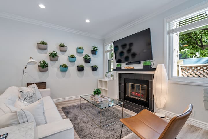 Centrally Located Condo W/ Private Patio & Parking - San Diego, CA