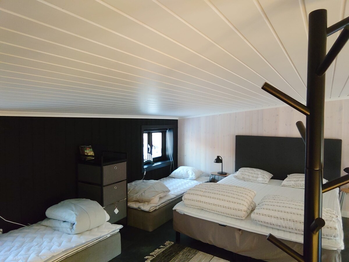 一张160厘米的双人床和两张80厘米的单人床。