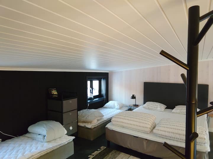 One double bed of 160 cm and two 80 cm single beds.