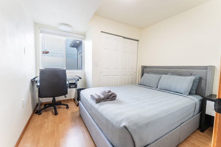 Une petite chambre avec lit queen size