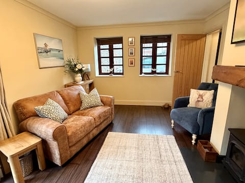 Top Airbnb: Detached Flint Cottage in Docking in Docking