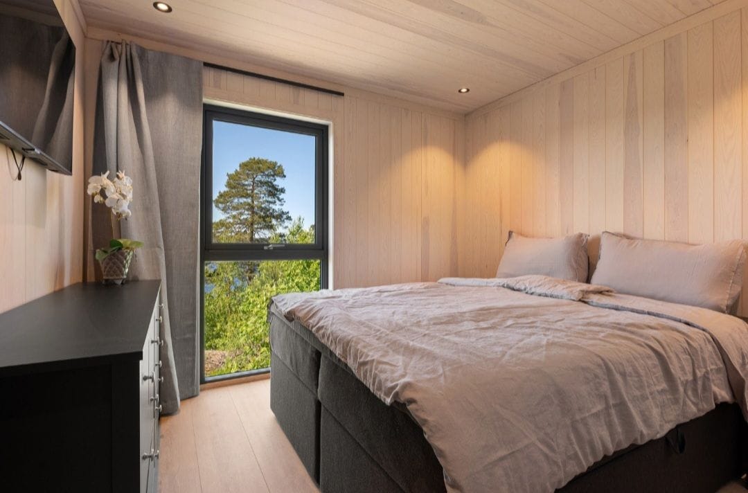 בבקתה יש שני חדרי שינה עם מיטה זוגית. בשני חדרי השינה יש טלוויזיה.