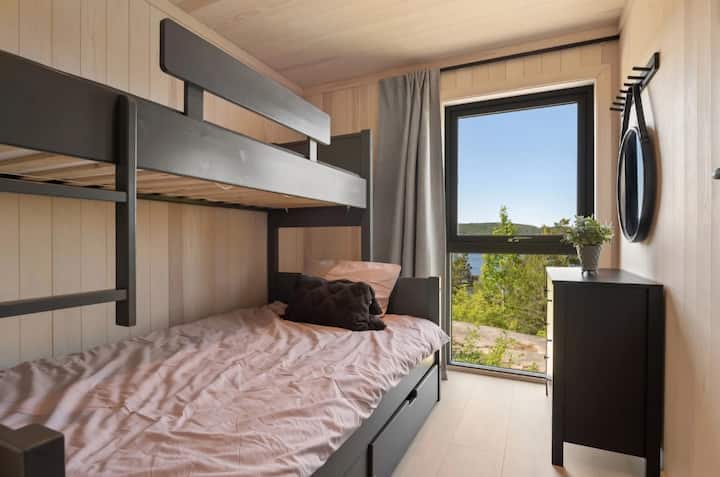 ხის სახლშია ორი საძინებელი ორსართულიანი საწოლებით. 

ვიწრო ზედა და ნახევრად სრულზომიანი ქვედა საწოლი. ქვედა საწოლი შესაძლოა ორი ბავშვისთვის ან ახალგაზრდა მეგობრისთვის, თუმცა ის ძალიან ვიწროა ორი ზრდასრული ადამიანისთვის.