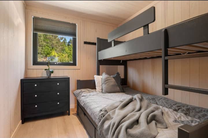 ხის სახლშია ორი საძინებელი ორსართულიანი საწოლებით. 

ზედა საწოლი ვიწროა, ქვედა კი — ერთი ნახევრის სიგანის. ქვედა საწოლი შესაძლოა ორი ბავშვისთვის ან ახალგაზრდა მეგობრისთვის, თუმცა ის ძალიან ვიწროა ორი ზრდასრული ადამიანისთვის.