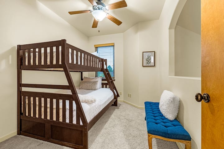 Na gornjoj razini nalazi se soba s krevetima na kat, s jednim krevetom na kat, krevetom za jednu osobu na gornjoj polici, standardnim krevetom na donjoj polici i ormarom, s pogledom na dnevni boravak – praktično smještena u blizini kupaonice 3.