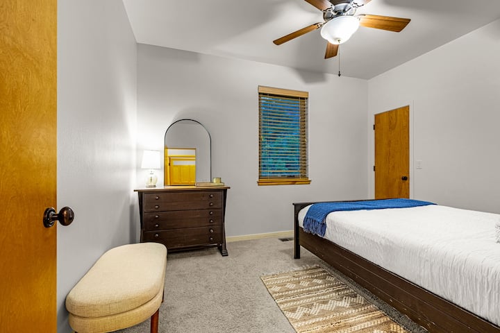 Spavaća soba na gornjoj razini s bračnim krevetom (160 – 179 cm), komodom i ormarom, praktično smještena u blizini kupaonice 3.