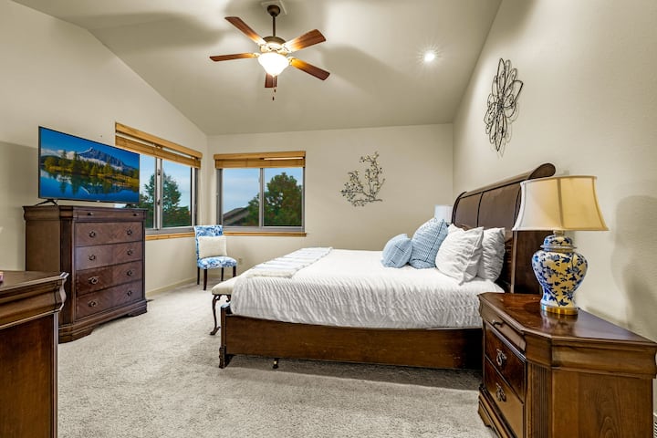 Glavna spavaća soba s bračnim krevetom (širine 180 – 200 cm), TV-om, ormarom, komodom i privatnom kupaonicom  1.