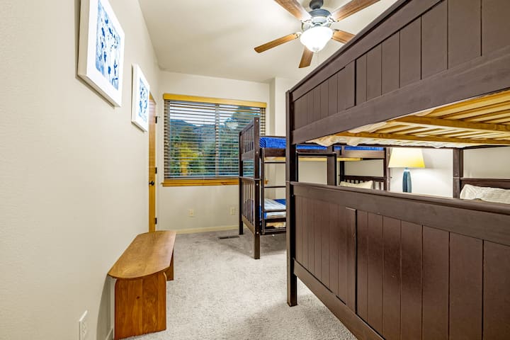 Soba s krevetima na kat na gornjoj razini s 2 bračna kreveta (160 – 179 cm), 2 standardna kreveta i ormarom, praktično smještena u blizini kupaonice 3.