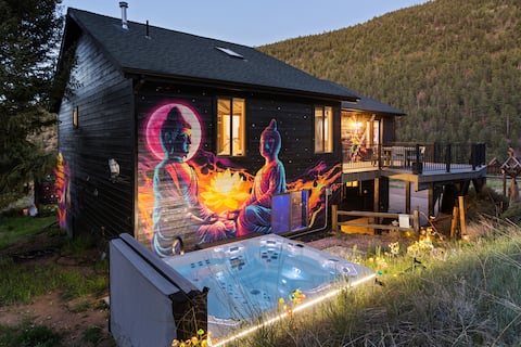 Ultimate Mountain Wonderland Art Cabin | Hot Tub