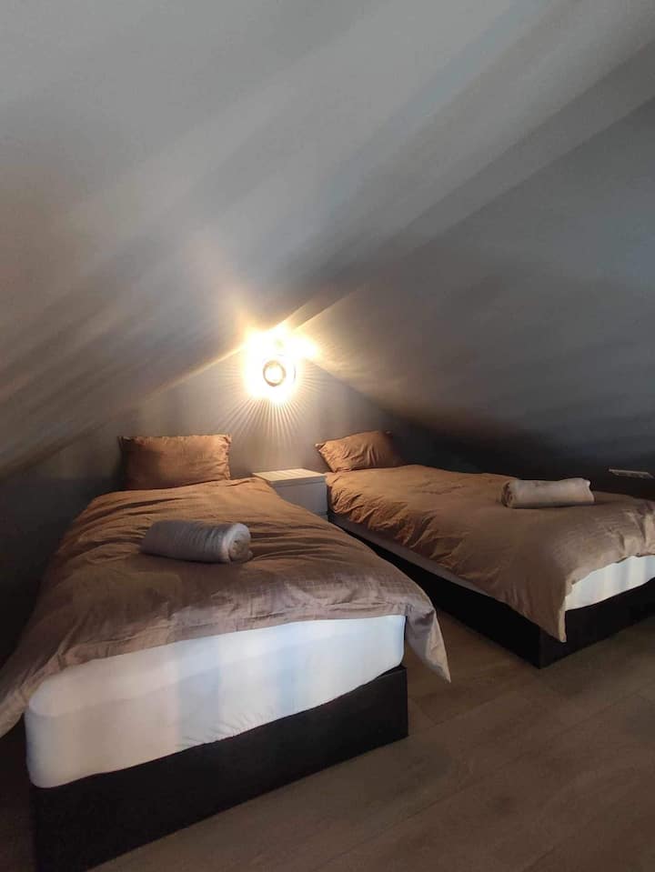 Dos camas individuales que se pueden montar y usar como una cama tamaño king, si se solicita.
