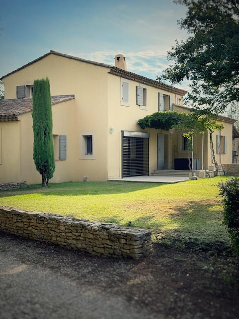 Provençal farmhouse between Alpilles and Luberon