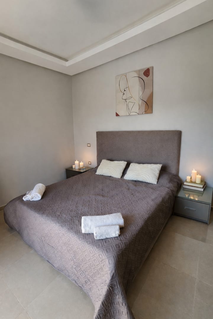 A cozy room where everything is designed for your comfort.
The bed can be used as a double or separated into two single beds, depending on your preferences. Ideal for more flexibility during your stay!