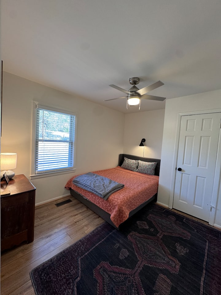 Დედოფლის საწოლი, 3 უჯრის კომოდი და კარადა.